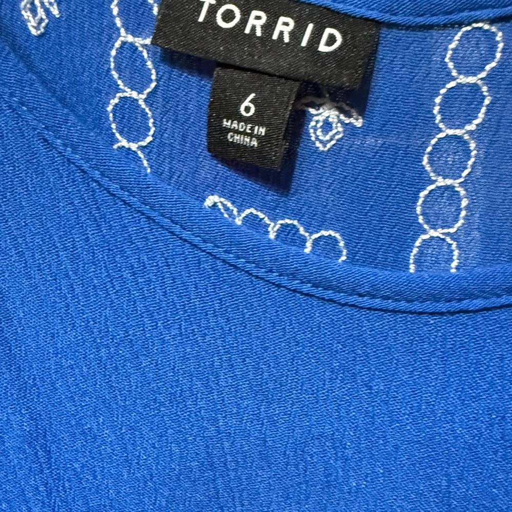 Torrid Blouse Crinkle Gauze Blue Embroidered Flutter Sleeve Plus Sz 6X - Picture 5 of 9